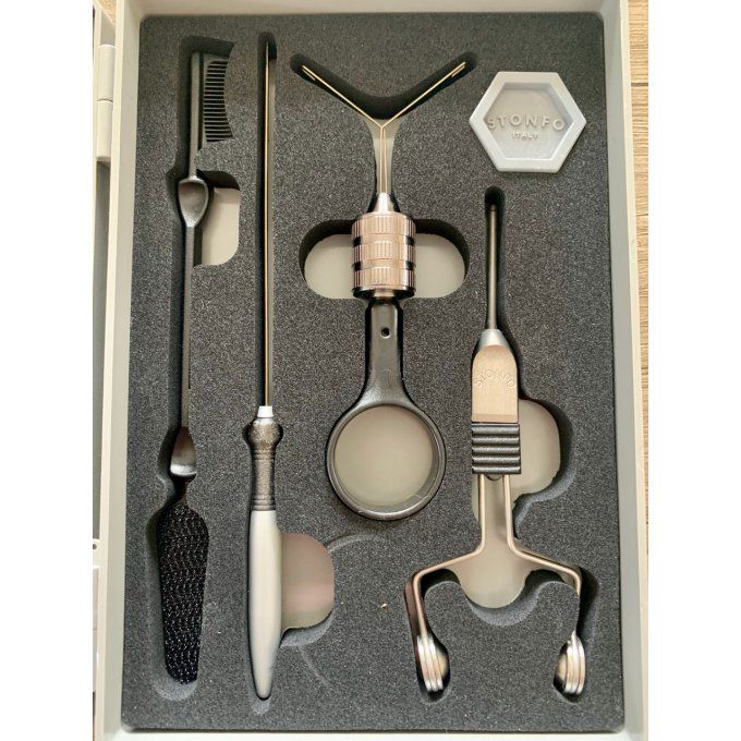 Boite 8 outils de voyage Stonfo