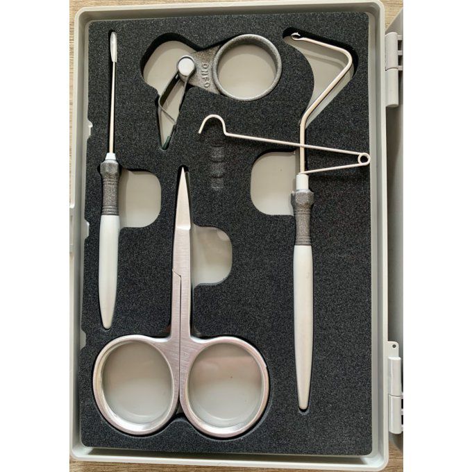Boite 8 outils de voyage Stonfo